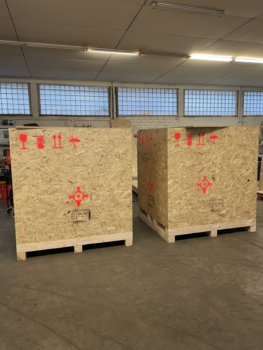 Kistenserie mit Exportkennzeichnung