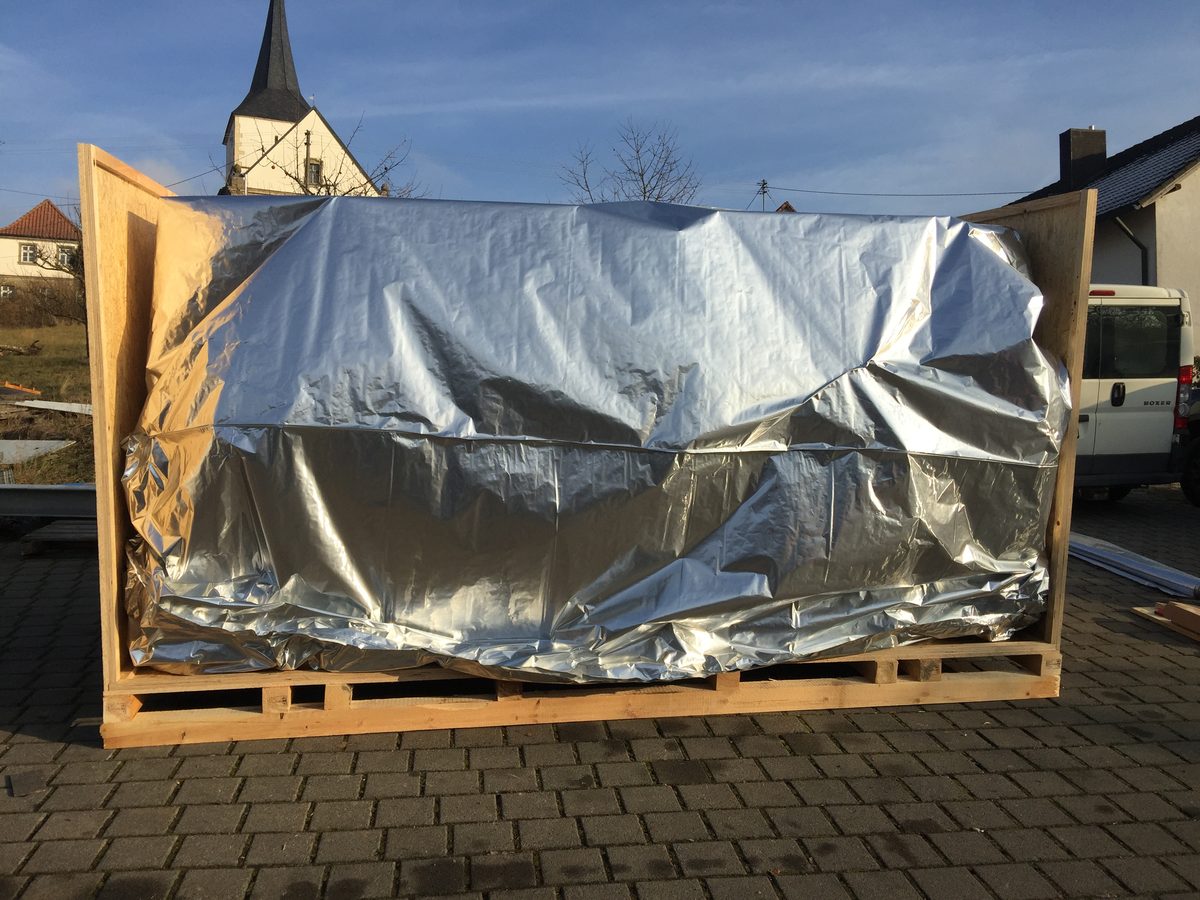 Maschine in Aluverbundfolie, auf Transportboden verpackt